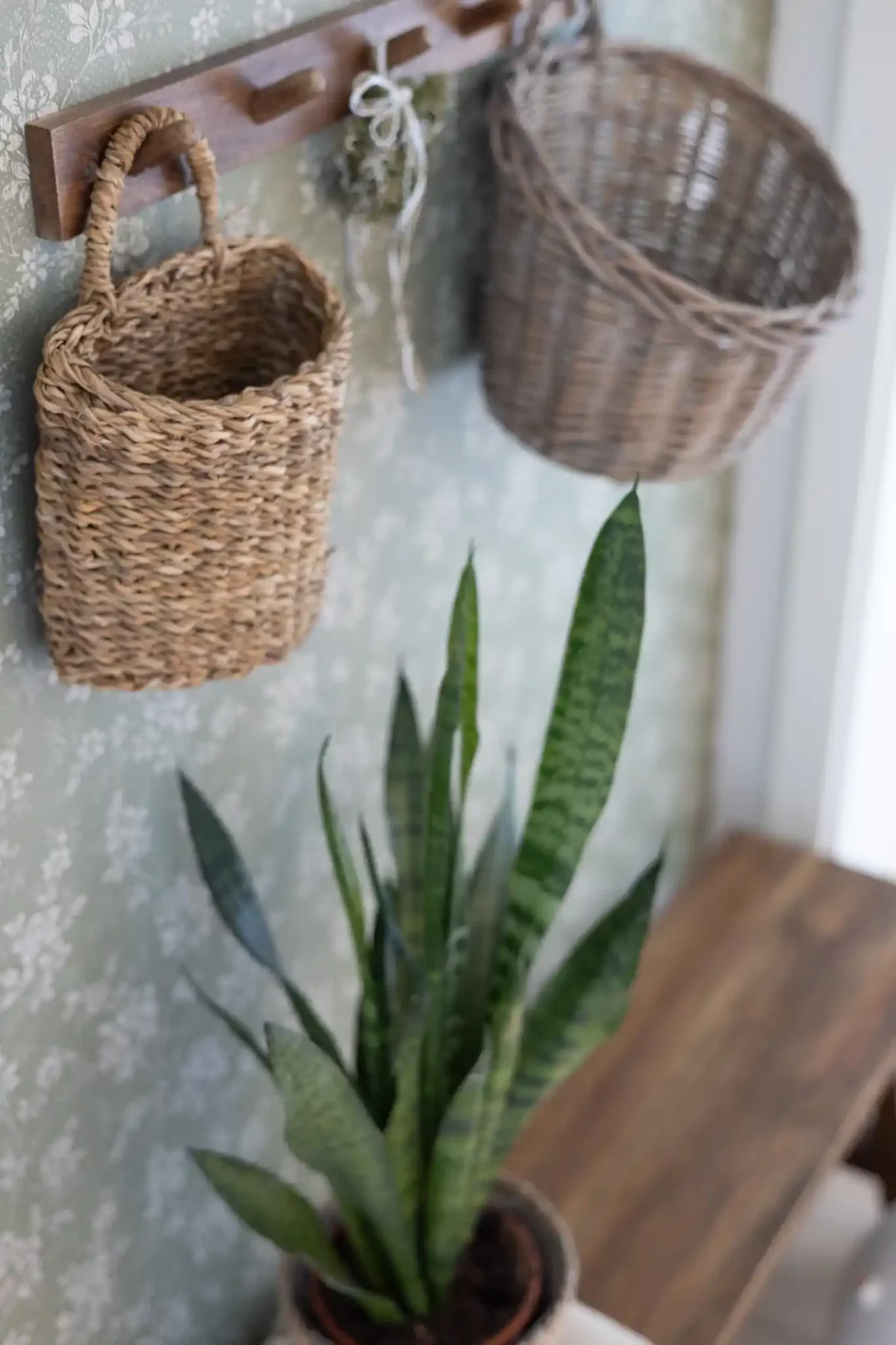 Bank mit Garderobe und Körben im Landhausstil