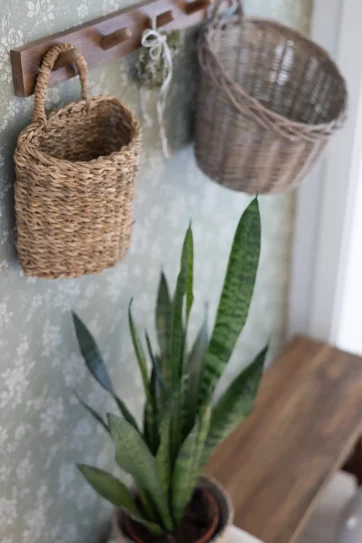 Bank mit Garderobe und Körben im Landhausstil