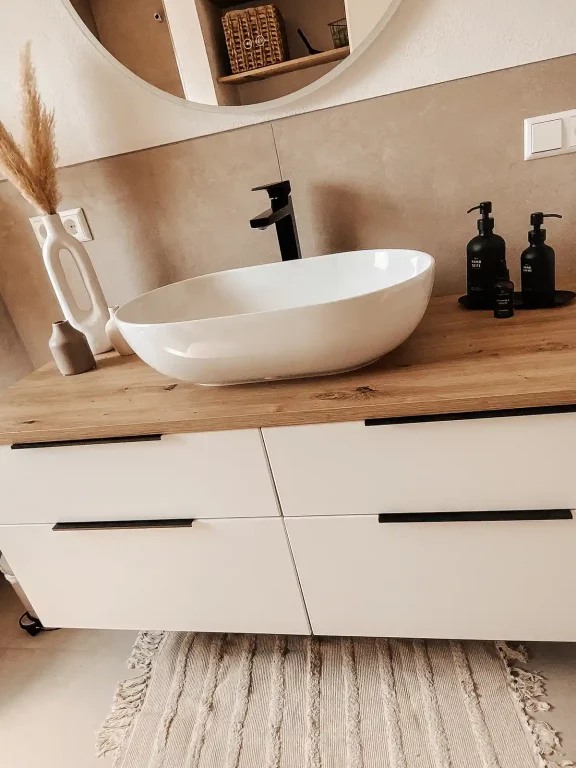 Badezimmer Transformation: Von mediterranem Charme zu modernem Wohlfühlort