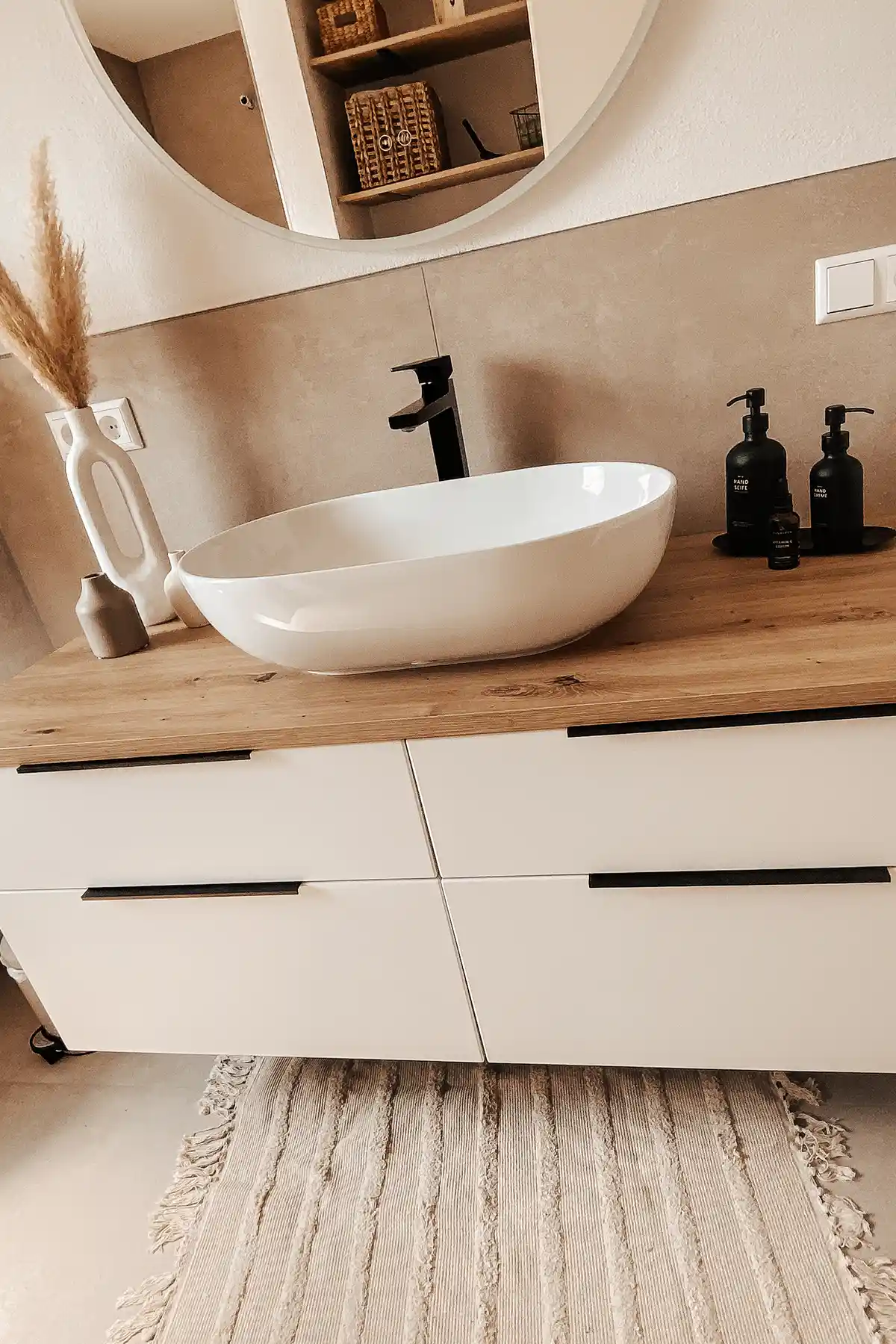 Badezimmer Transformation: Von mediterranem Charme zu modernem Wohlfühlort