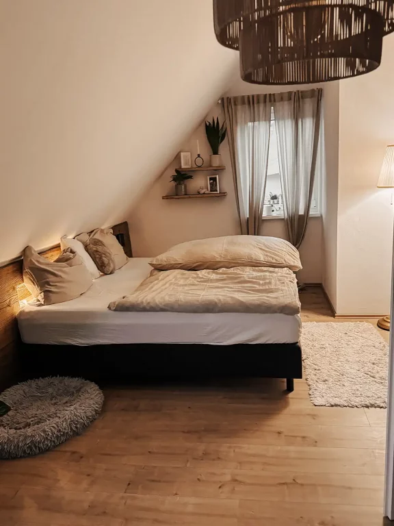 Altholzakzente und neue Aufteilung in diesem Schlafzimmer